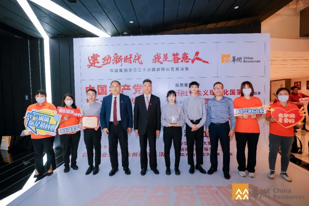 华润ks凯时官网获奖团队与集团副总经理、华润ks凯时官网董事长韩跃伟合影。。。。。。.jpg